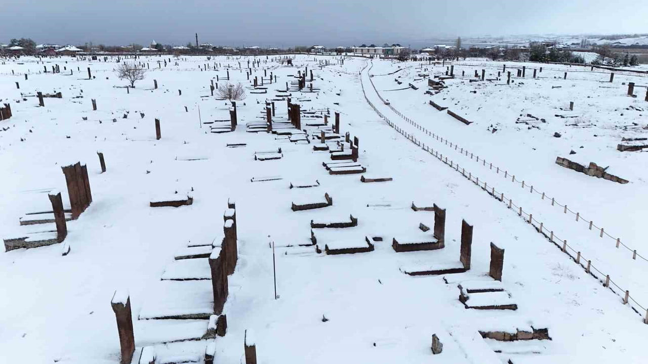 BİTLİS’İN AHLAT İLÇESİNDE ETKİLİ OLAN NİSAN KARI, TARİHİ MEKANLARDA KARTPOSTALLIK GÖRÜNTÜLER...