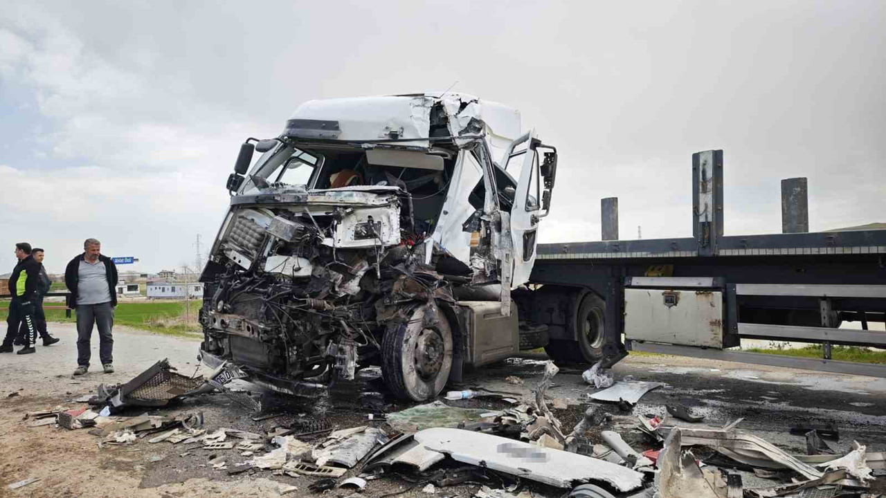 BİTLİS’İN AHLAT İLÇESİNDE MEYDANA GELEN TRAFİK KAZASINDA İKİ TIRIN ÇARPIŞMASI SONUCU 1 SÜRÜCÜ...