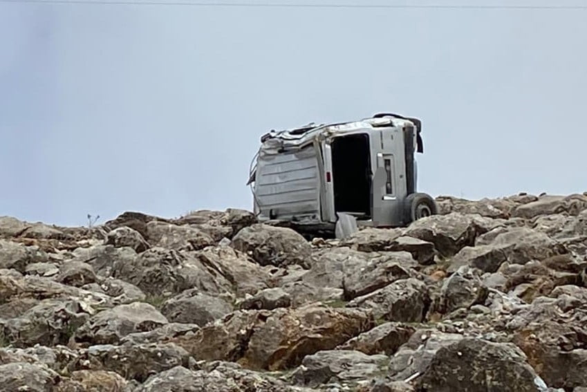 BİTLİS’İN HİZAN İLÇESİNE BAĞLI ALTIN OLUK KÖYÜ MEVKİİNDE MEYDANA GELEN TRAFİK KAZASINDA 26...