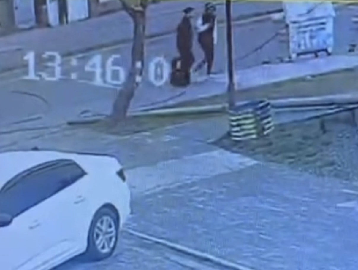 BİTLİS’İN TATVAN İLÇESİNDE BİR KAMYONUN DORSESİNE TAKILAN KABLO NEDENİYLE DEVRİLEN TELEFON DİREĞİ...