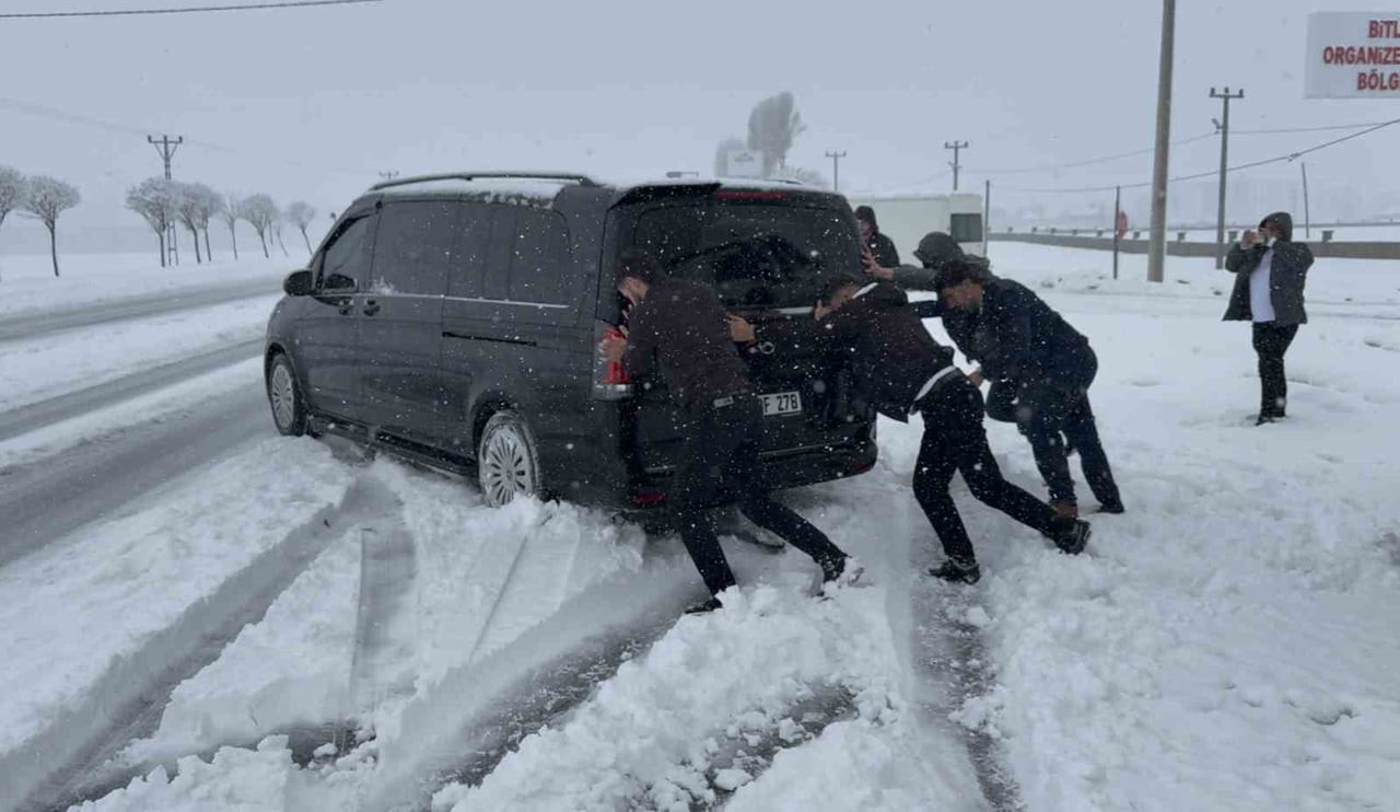 BİTLİS’İN TATVAN İLÇESİNDE NİSAN AYININ ORTALARINDA ETKİLİ OLAN KAR YAĞIŞI, HAYATI OLUMSUZ...