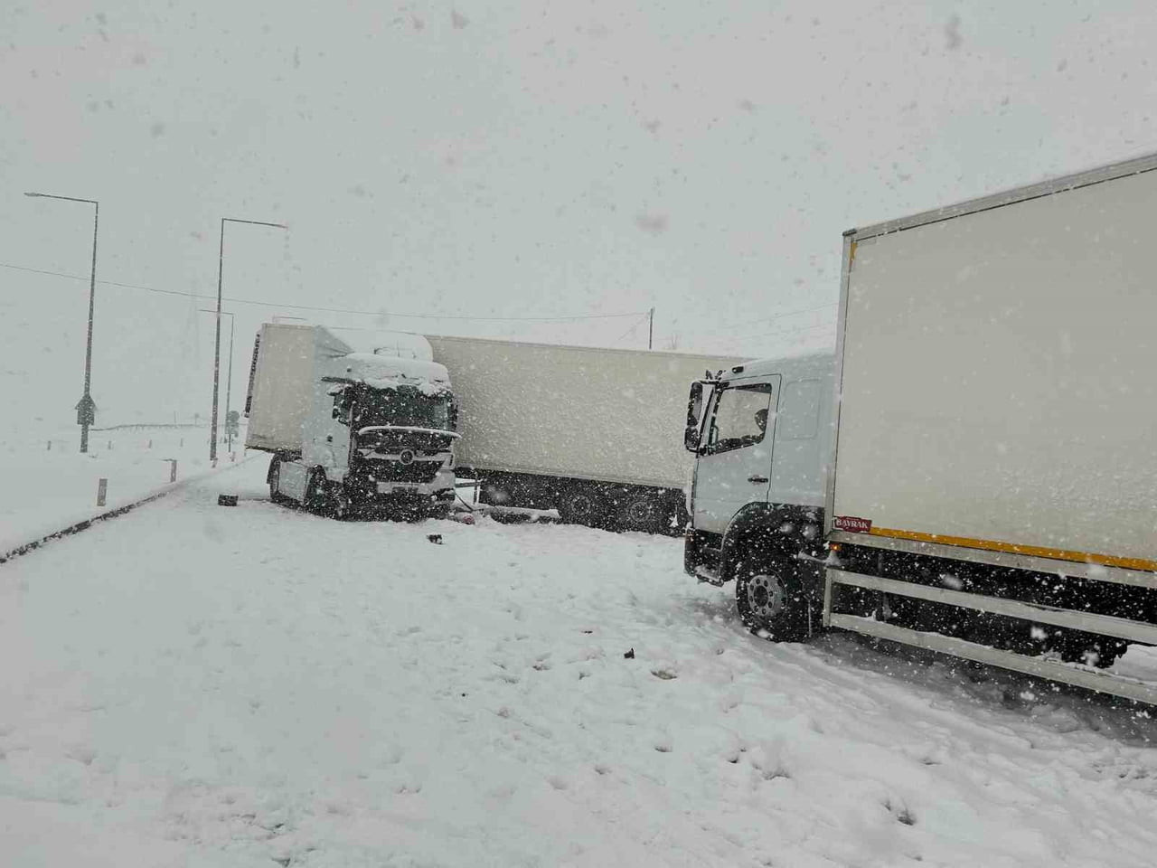 BİTLİS’TE 4 TIR VE 2 OTOMOBİLİN KARIŞTIĞI ZİNCİRLEME TRAFİK KAZASINDA 5 KİŞİ...