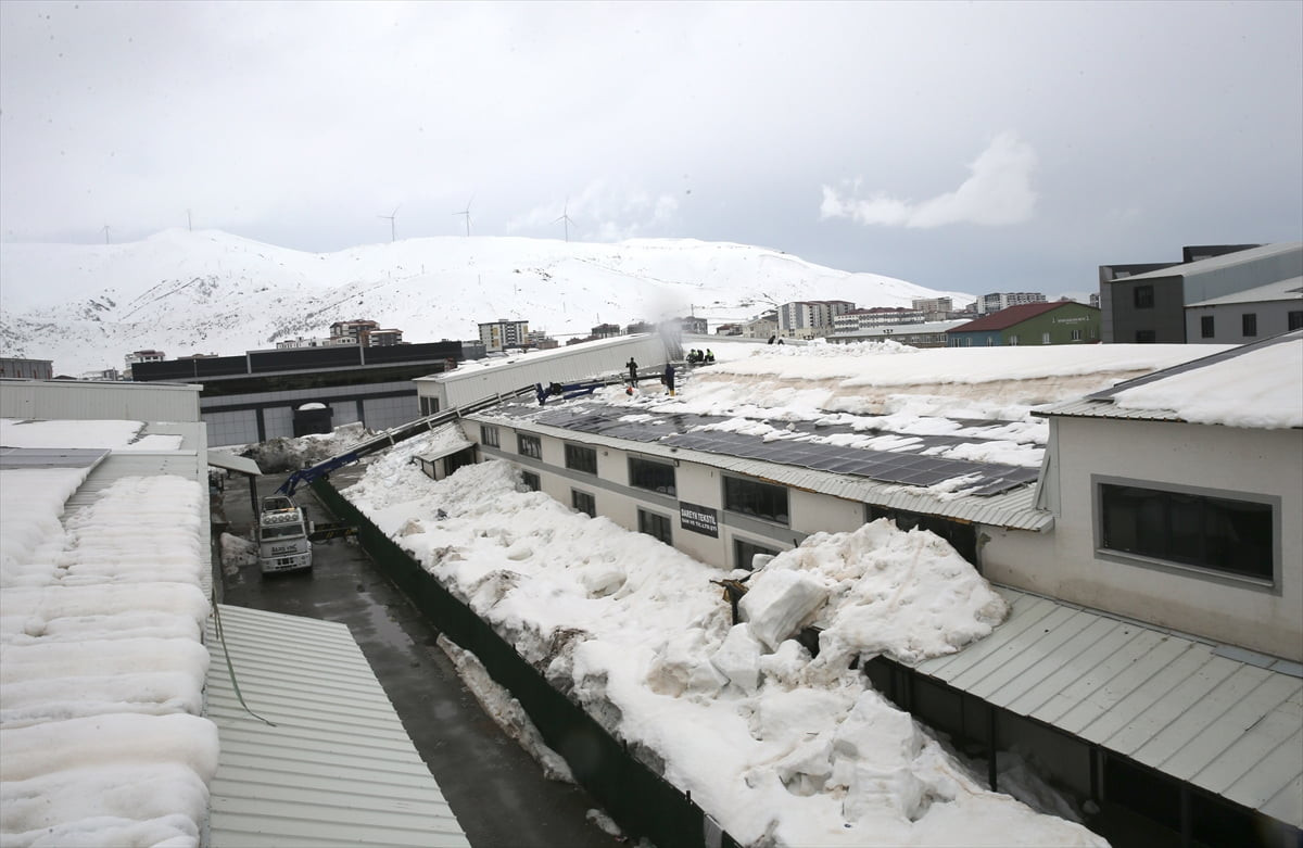Bitlis’te bir tekstil fabrikasının çatısında biriken yaklaşık 2 metrelik kar, vince takılan...