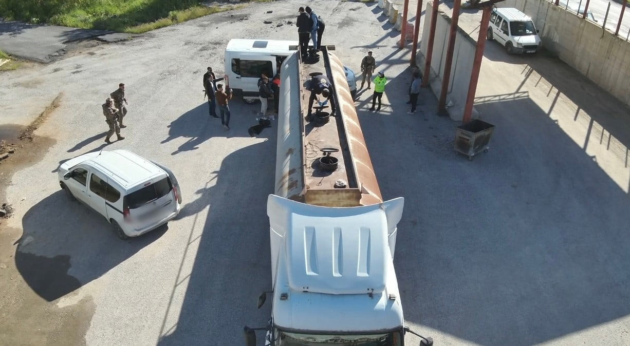 BİTLİS’TE EMNİYET MÜDÜRLÜĞÜNCE YAPILAN ÇALIŞMALAR KAPSAMINDA YAKIT TANKERİ İÇİNDE 30 DÜZENSİZ...