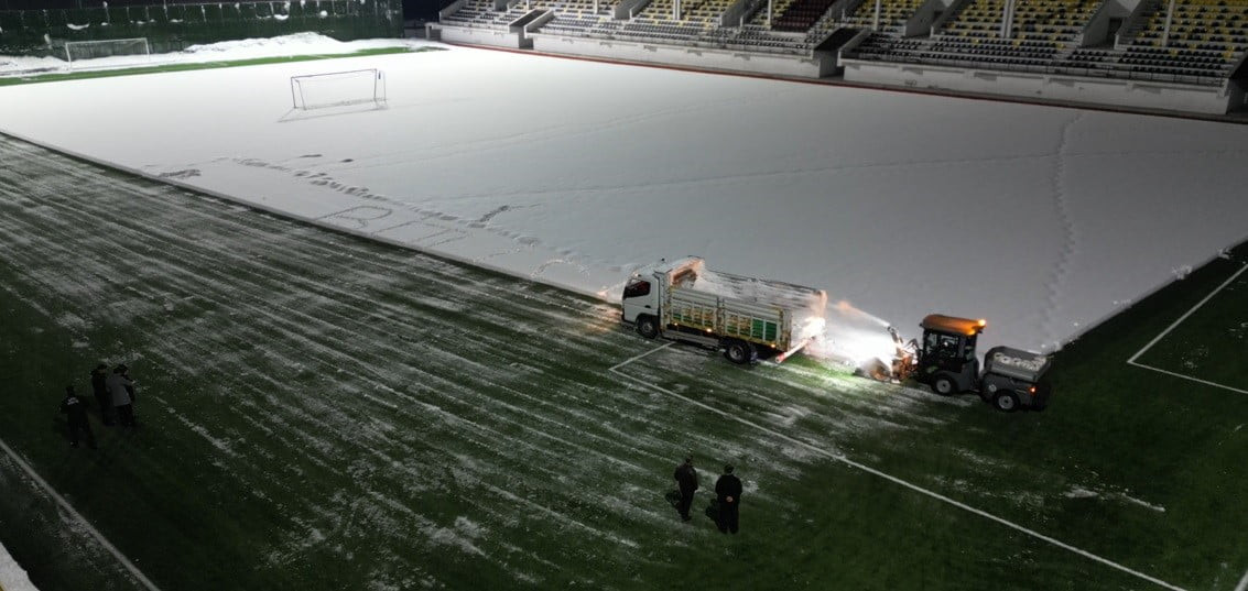 BİTLİS’TE FUTBOL KARŞILAŞMALARININ AKSAMAMASI İÇİN EKİPLER STATTA KAR TEMİZLEME ÇALIŞMASI...