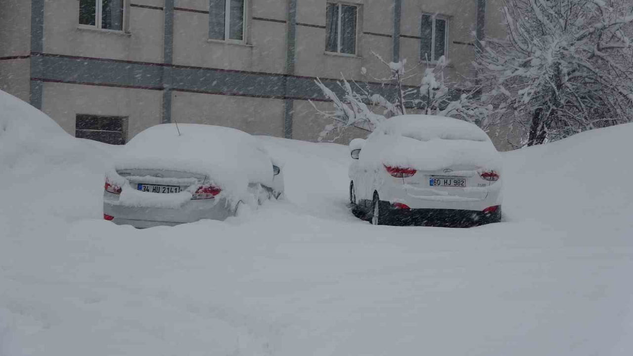 BİTLİS’TE GÜNLERDİR ETKİLİ OLAN KAR YAĞIŞI NEDENİYLE 111 KÖY YOLU ULAŞIMA KAPANDI.