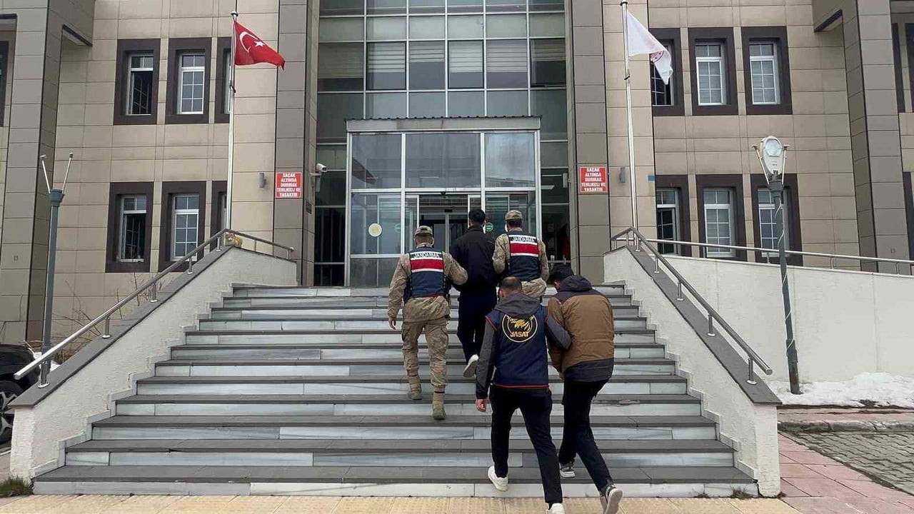 BİTLİS’TE JANDARMA EKİPLERİNCE YÜRÜTÜLEN ÇALIŞMALAR SONUCUNDA 135 DÜZENSİZ GÖÇMEN İLE 27...