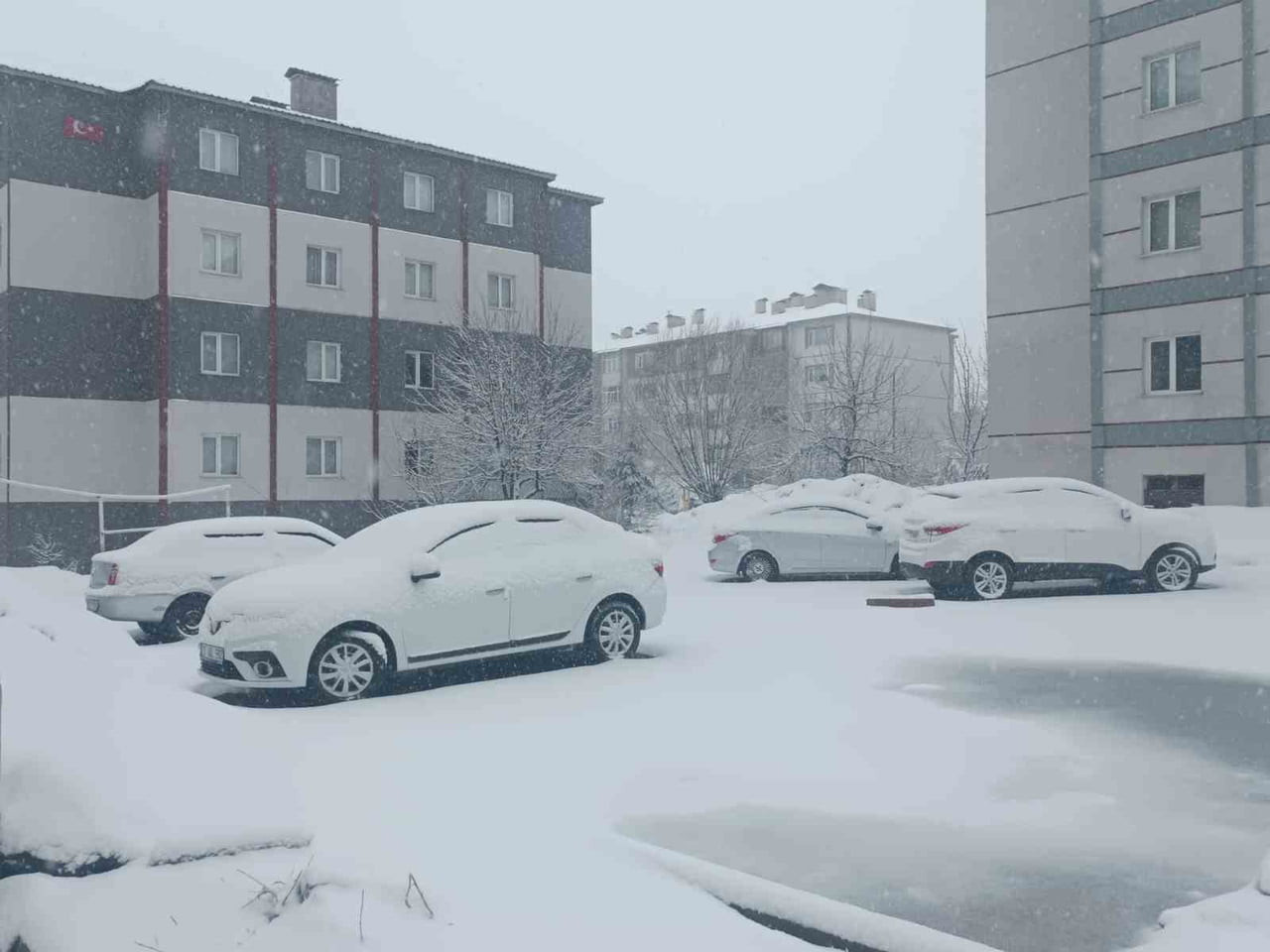 BİTLİS’TE NİSAN AYINDA ETKİLİ OLAN KAR YAĞIŞI KENTİ YENİDEN BEYAZA BÜRÜDÜ.