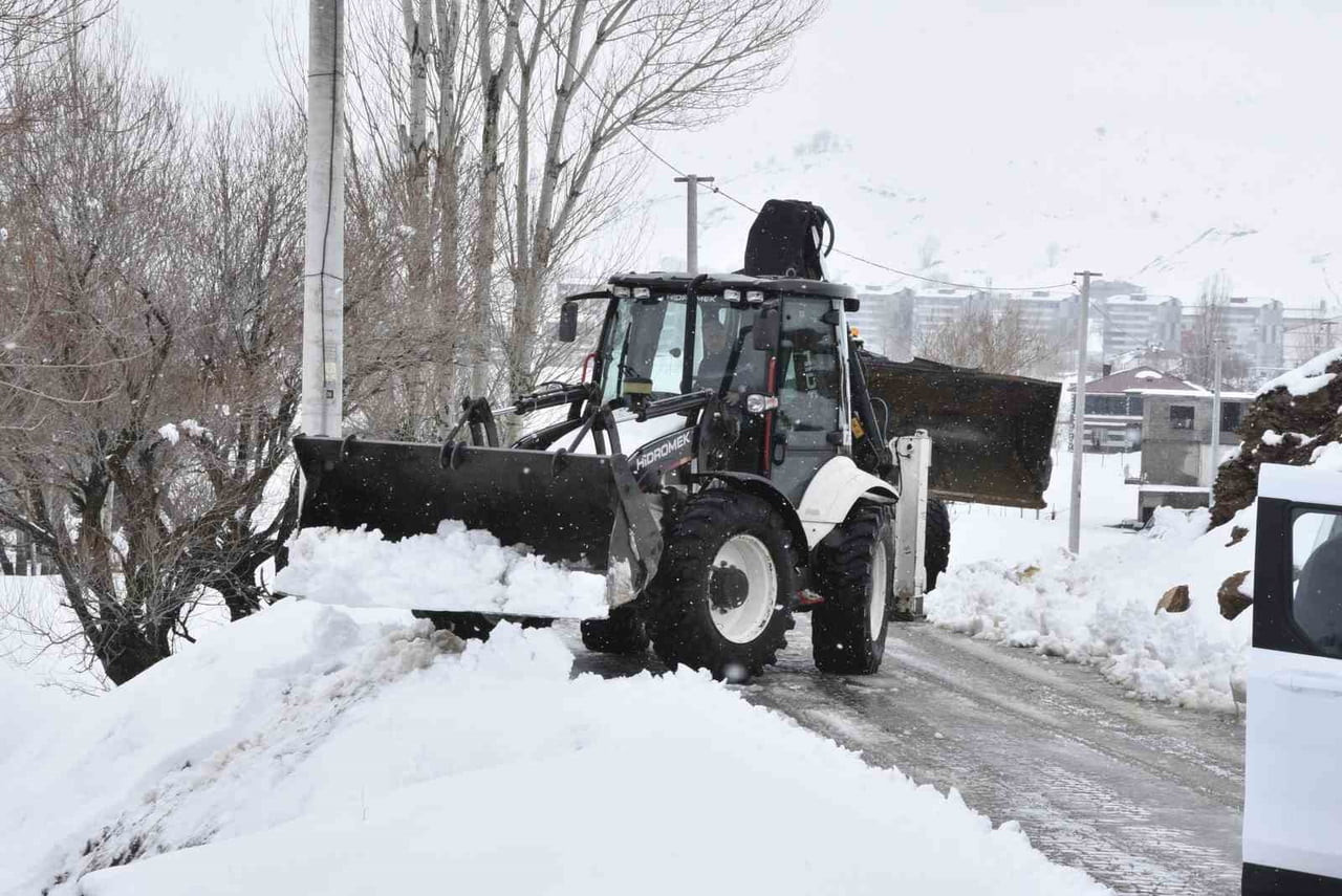 BİTLİS’TE NİSAN AYININ ORTASINDA ETKİSİNİ SÜRDÜREN KAR YAĞIŞI, EKİPLERİ YENİDEN SAHAYA...