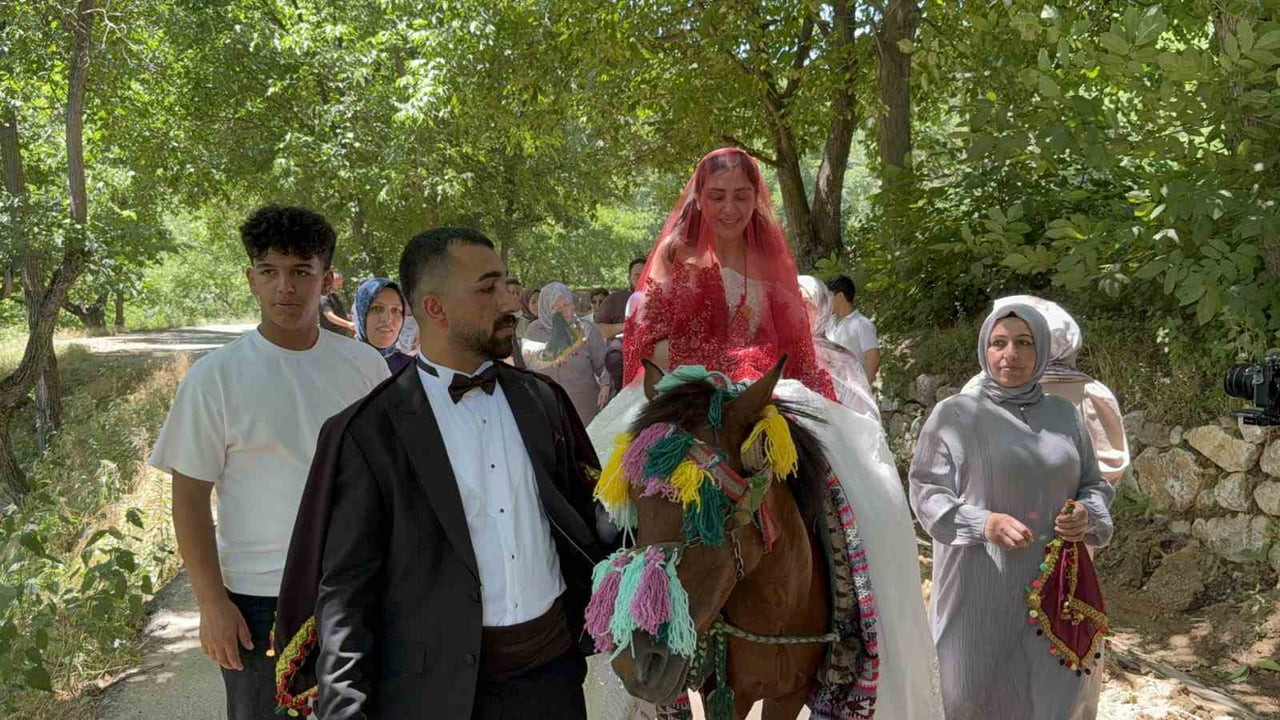 BİTLİS’TE YAŞATILAN ATLI GELİN GELENEĞİ RENKLİ GÖRÜNTÜLER OLUŞTURULDU.