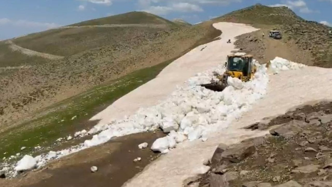 Bitlis'te yaz ortasında yüksek rakımlı bölgelerde karla mücadele çalışmaları sürüyor