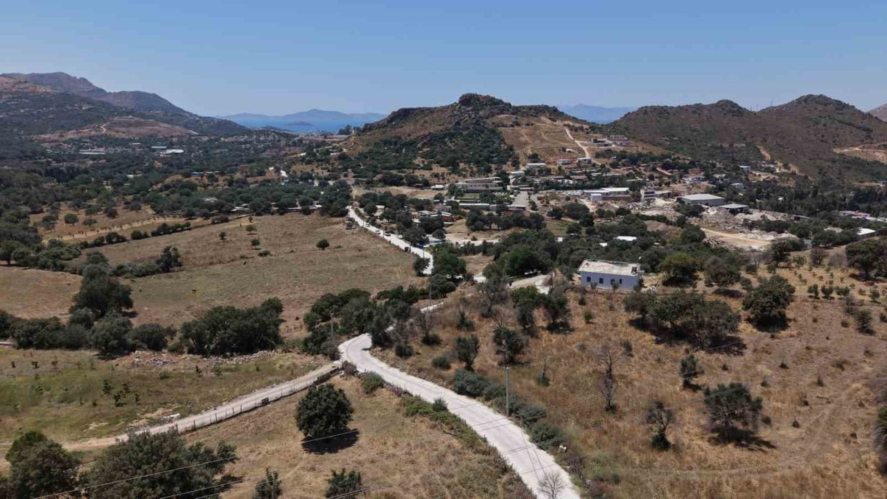 BODRUM BELEDİYESİ FEN İŞLERİ MÜDÜRLÜĞÜ EKİPLERİ, İLÇE GENELİNDE BETON YOL VE PARKE UYGULAMALARINI...