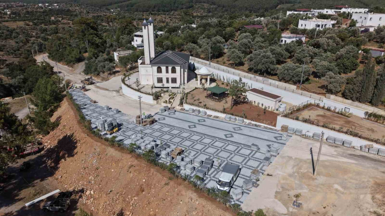 BODRUM BELEDİYESİ FEN İŞLERİ MÜDÜRLÜĞÜ EKİPLERİ TARAFINDAN ÇAMLIK MAHALLESİNDE BULUNAN ÇAMLIK CAMİ...