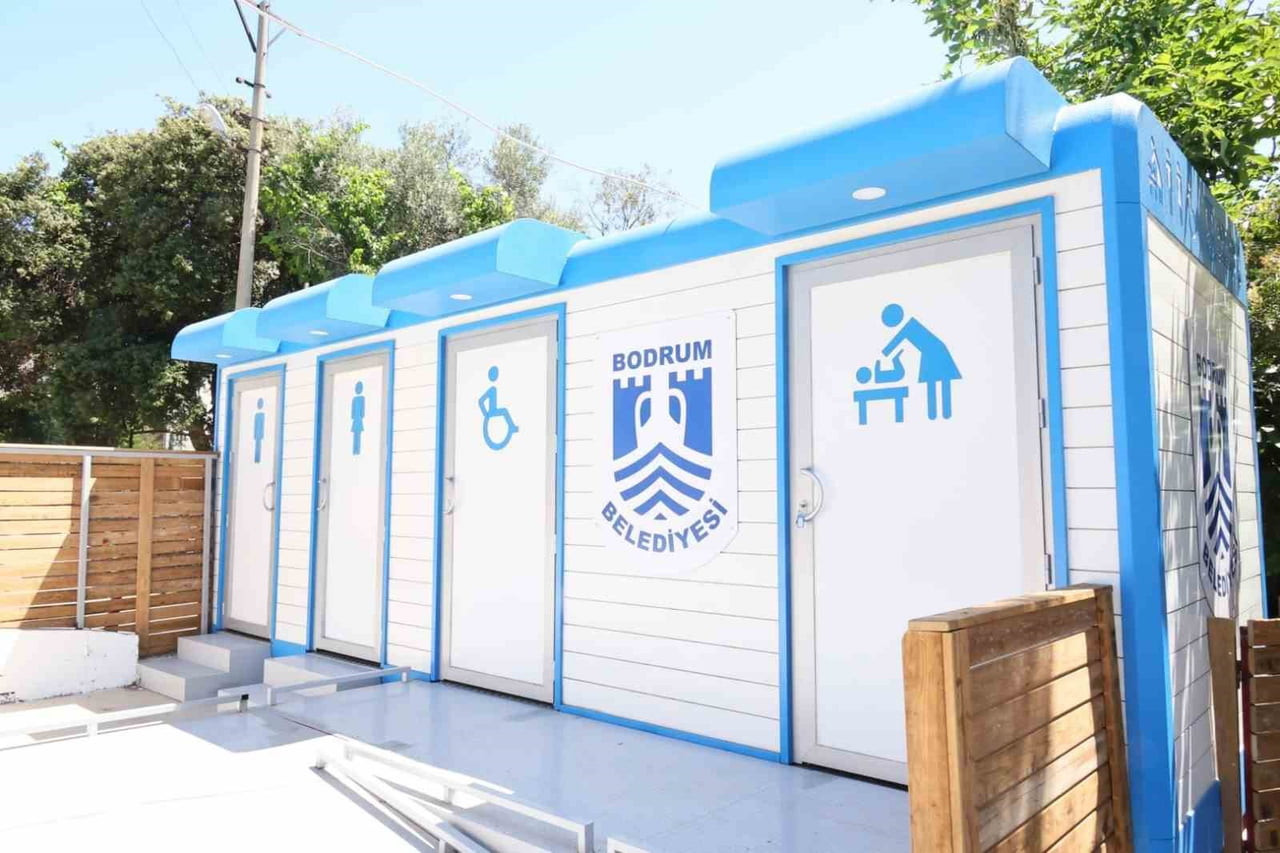 BODRUM BELEDİYESİ, KENT GENELİNDE SÜRDÜRDÜĞÜ İYİLEŞTİRME ÇALIŞMALARI KAPSAMINDA UMUMİ TUVALETLERİ...