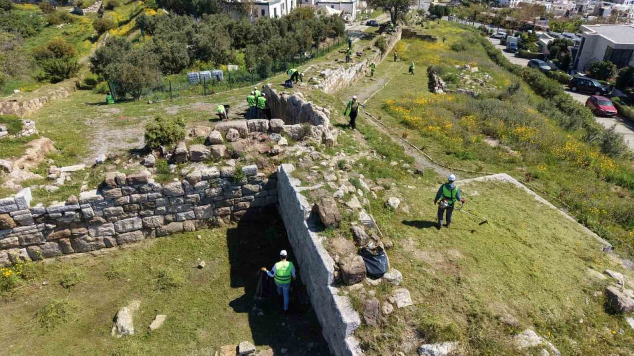 BODRUM BELEDİYESİ PARK VE BAHÇELER MÜDÜRLÜĞÜ EKİPLERİ, TURİZM HAFTASI ETKİNLİKLERİ ÖNCESİNDE ANTİK...