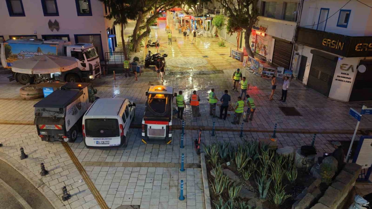 BODRUM BELEDİYESİ TEMİZLİK İŞLERİ MÜDÜRLÜĞÜ EKİPLERİ, KENT GENELİNDEKİ RUTİN TEMİZLİK...