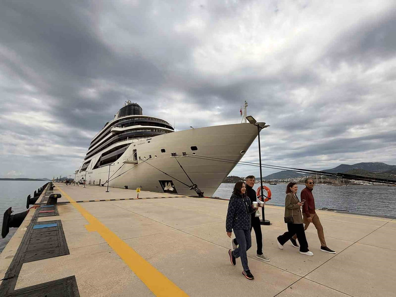 BODRUM LÜKS KRUVAZİYER GEMİSİ FOUR SEASONS 1’İ AĞIRLADI. MALTA BAYRAKLI VE 207 METRE UZUNLUĞUNDAKİ...