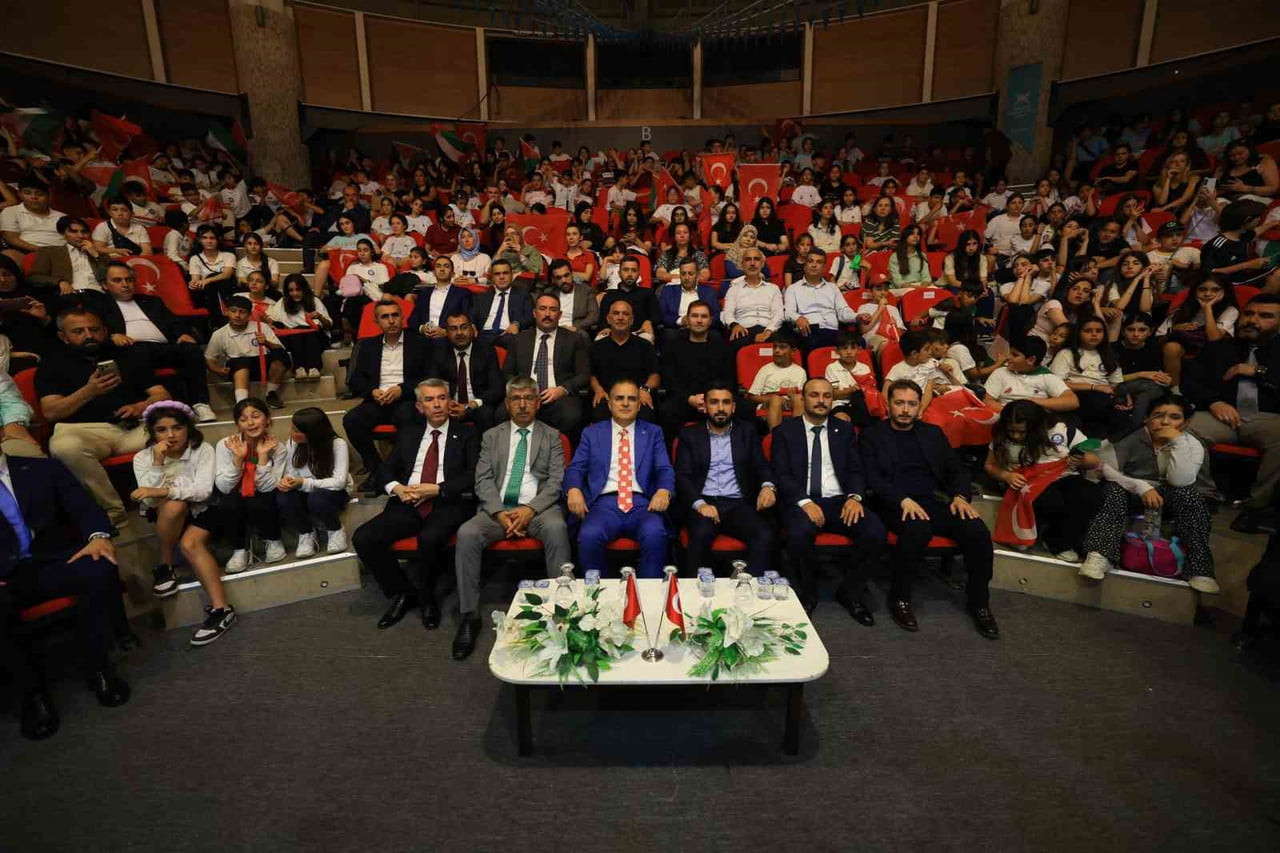 BODRUM'DA GENÇLİK SEFERBERLİĞİ: 3 BİN ÖĞRENCİ YAZ OKULUNDA BULUŞTU