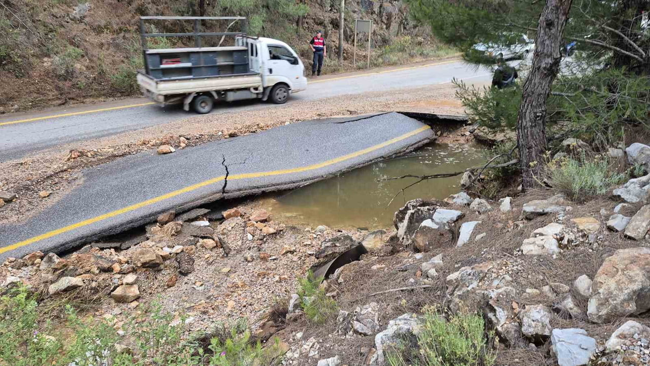 BODRUM'DA - TORBA - GÖLKÖY YOLUNDA ANA İSALE HATTI PATLADI.