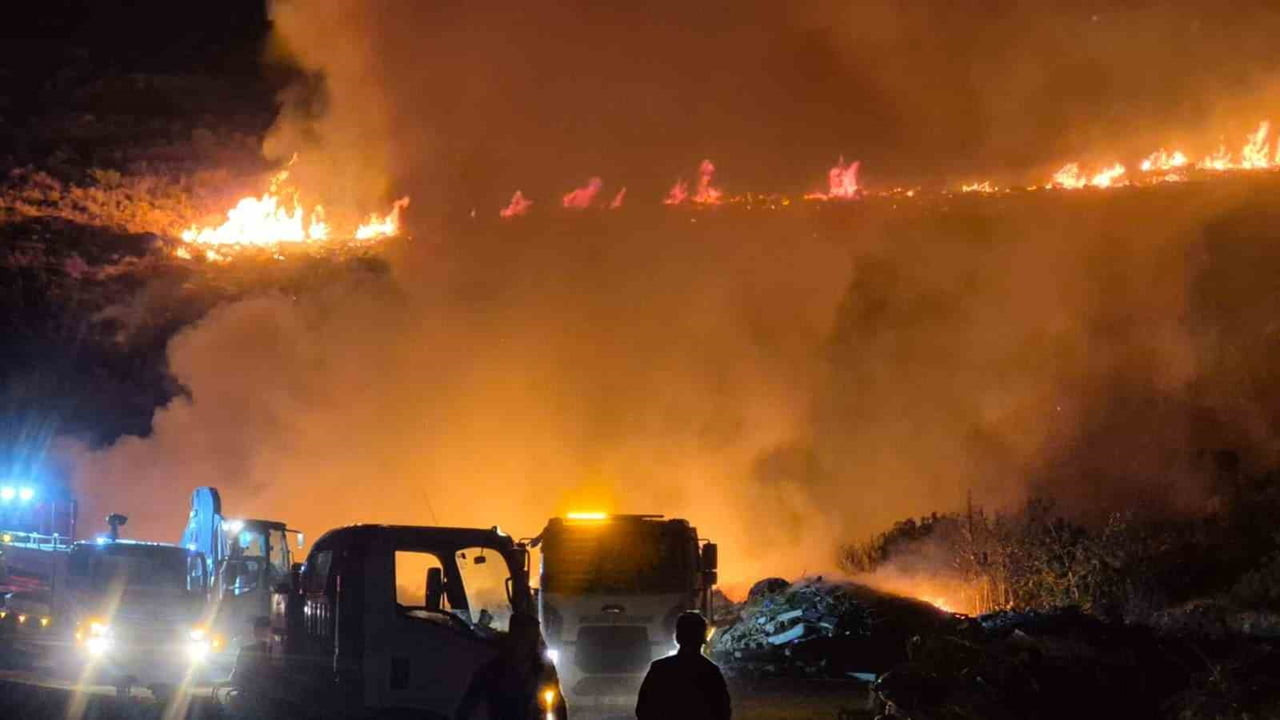 BODRUM'UN ORTAKENT İLE BİTEZ MAHALLELERİ ARASINDA MAKİLİK ALANDA ÇIKAN YANGINA EKİPLER KARADAN...