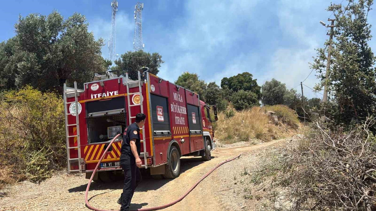 BODRUM’DA ÇIKAN YANGIN BÜYÜMEDEN SÖNDÜRÜLDÜ