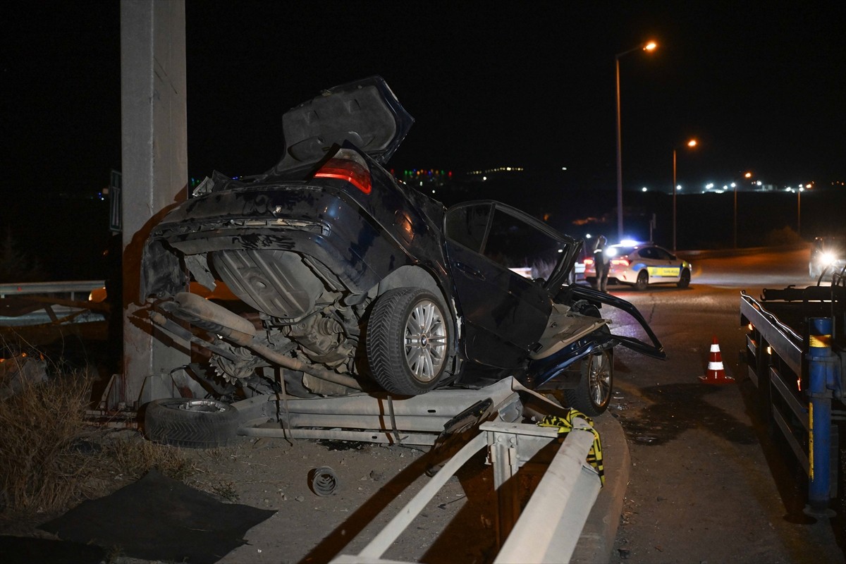 Başkentte otomobilin yol kenarındaki direğe çarpması sonucu 4 kişi hayatını kaybetti, 1 kişi...