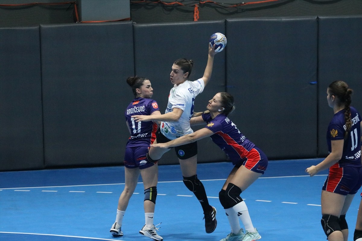Avrupa Hentbol Federasyonu (EHF) Kadınlar Avrupa Kupası 2. tur ikinci maçında Bursa Büyükşehir...