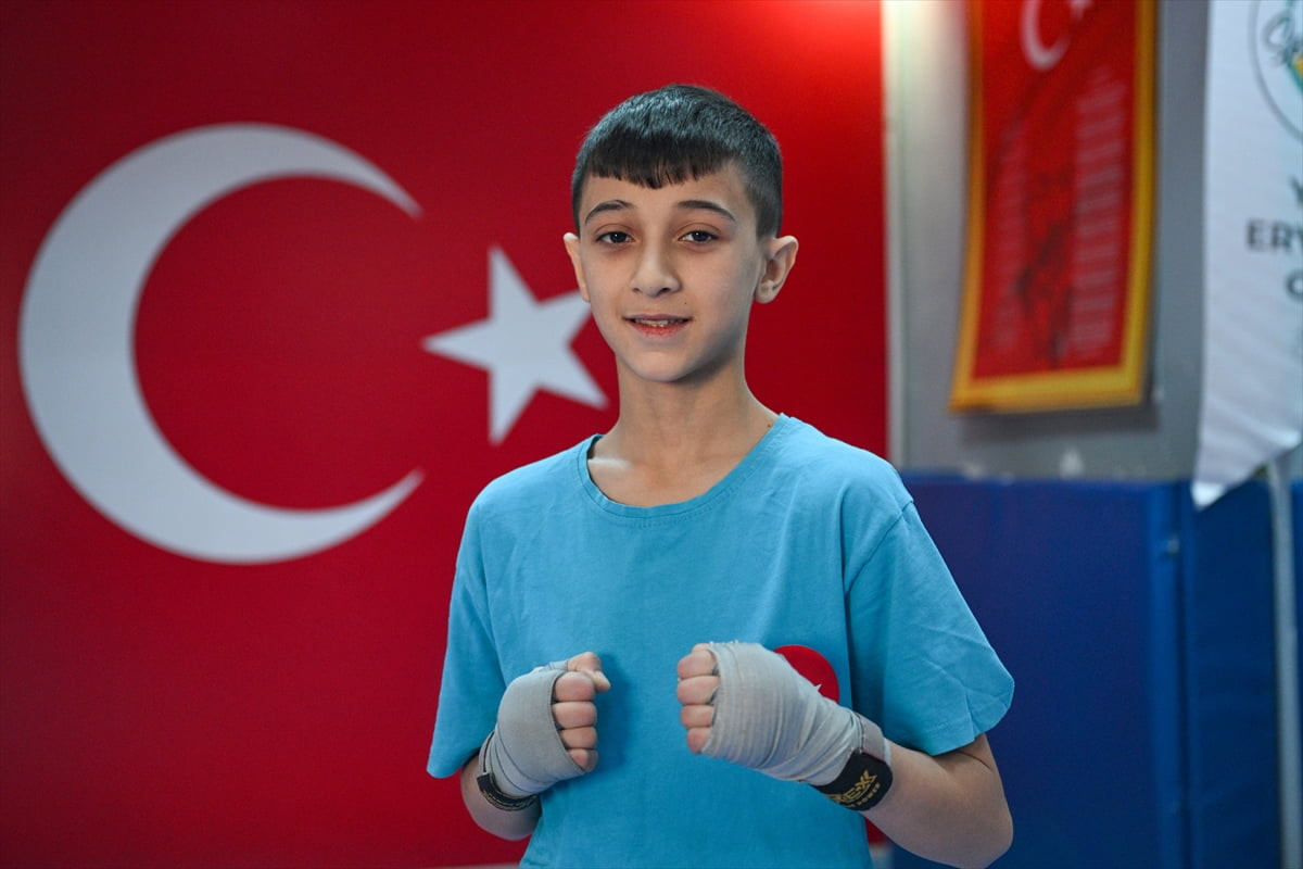 Boksla 10 yaşında tanışan ve 12 yaşında Türkiye üçüncülüğü kazanan Celal Kuzu, "dezavantajlarını"...