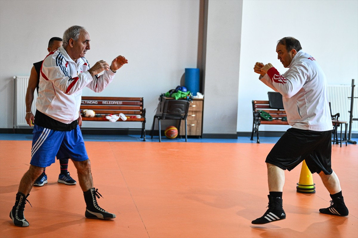 Boksta 1994'te gençler dünya şampiyonu olan eski milli sporcu Mustafa Genç (sağda), 22 yılın...