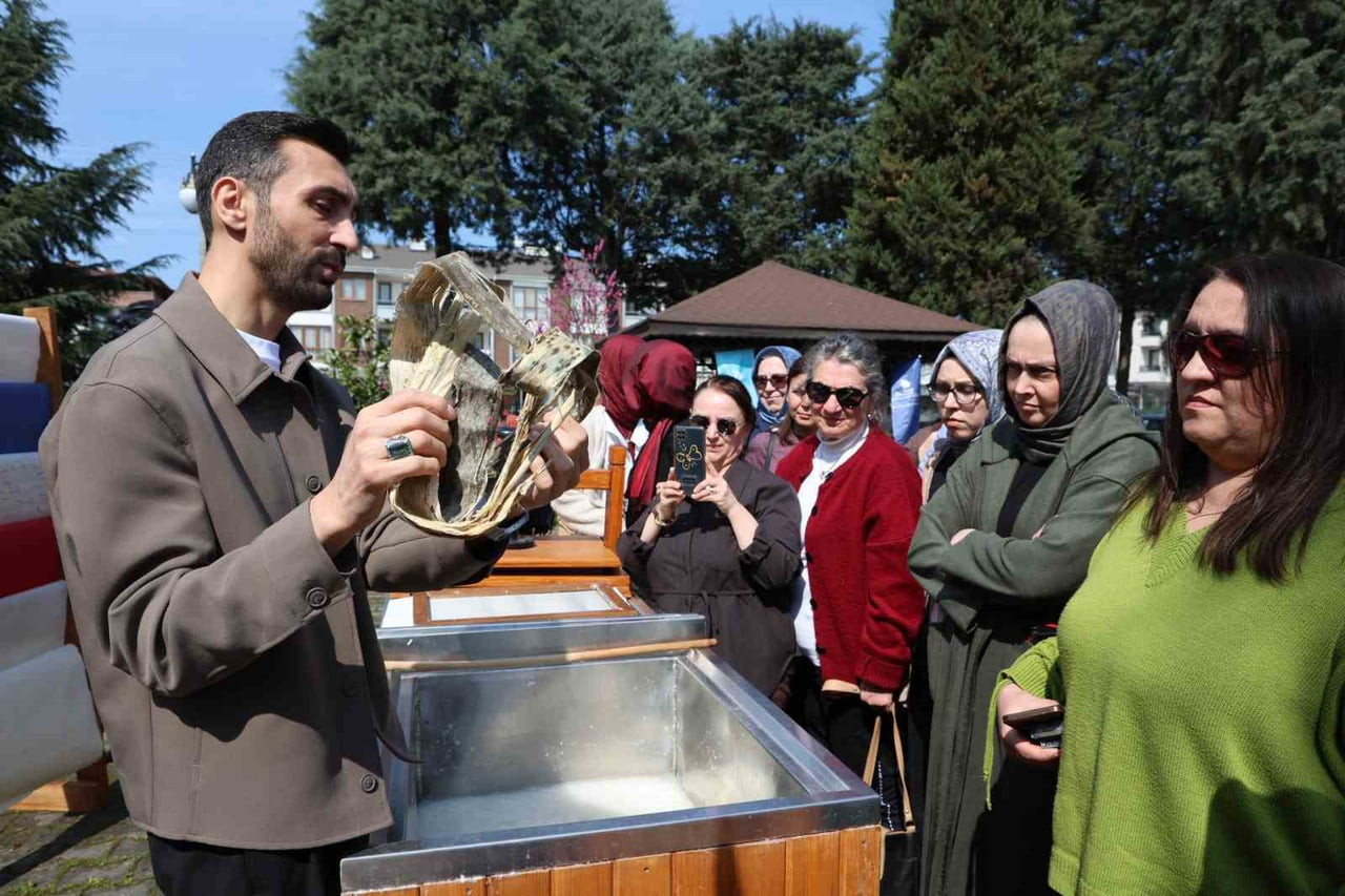 BÖLGEDE YETİŞEN TARIMSAL ÜRÜNLERİN ATIKLARINDAN SANATSAL KAĞITLAR ÜRETTİKLERİNİ SÖYLEYEN DÜZCE...