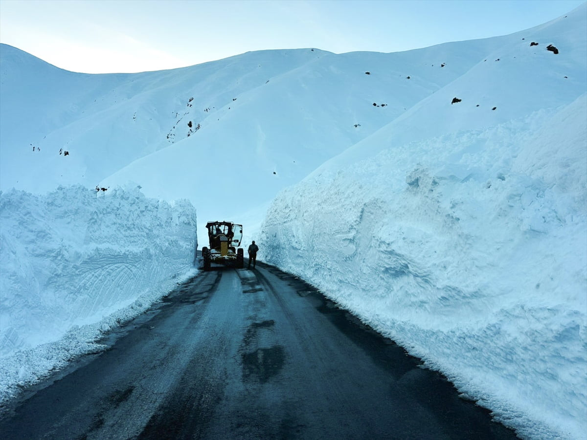 Bölgeye yönlendirilen Karayolları 114. ve 95. Şube şefliklerine bağlı ekiplerin çalışmaları sonucu...
