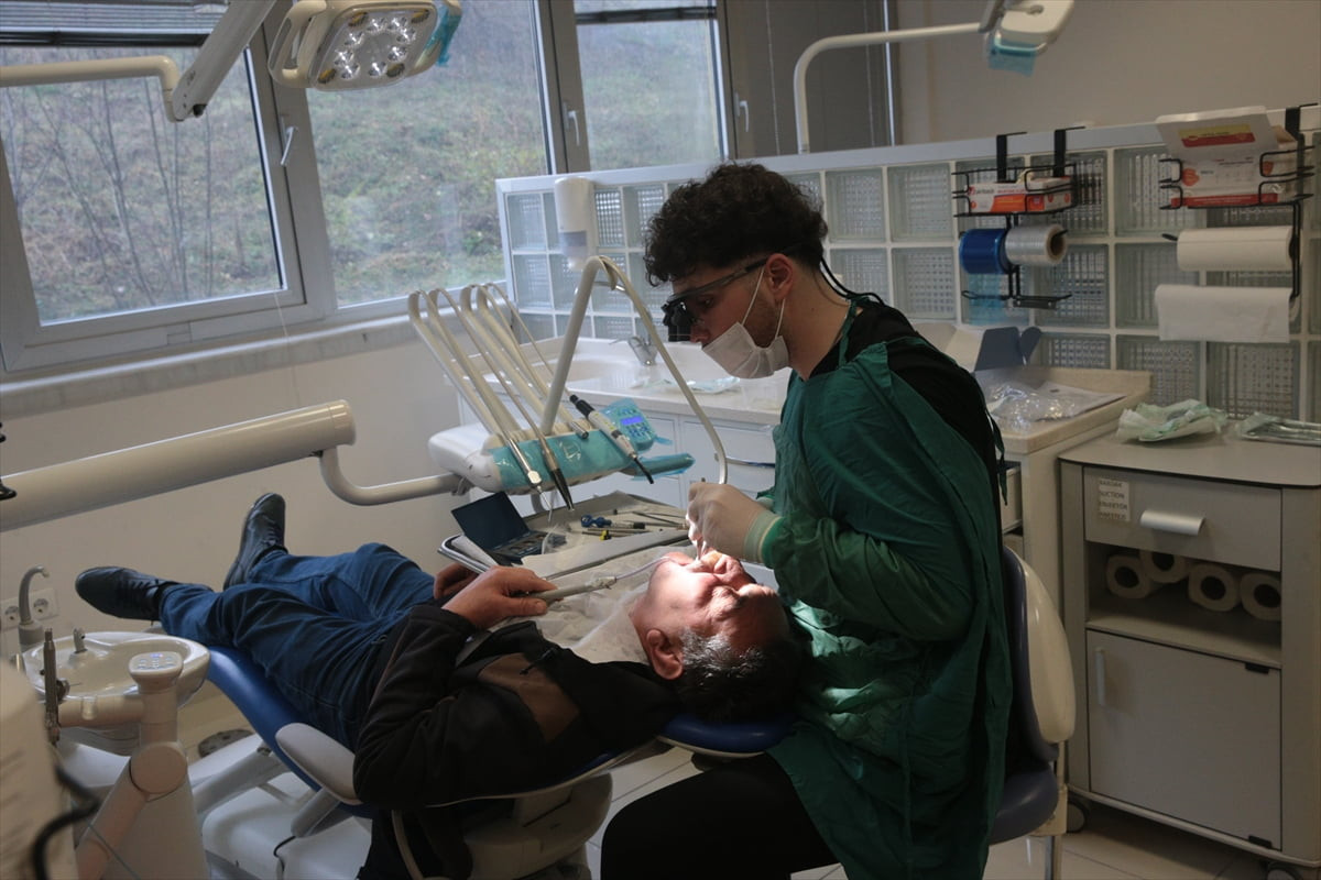 Bolu Abant İzzet Baysal Üniversitesi (BAİBÜ) Diş Hekimliği Fakültesi öğretim üyeleri, ağız ve diş...