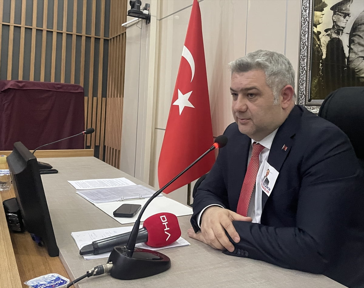 Bolu Belediye Meclisinde, "icbar suretiyle irtikap" suçundan tutuklanan Belediye Başkanı Tanju...