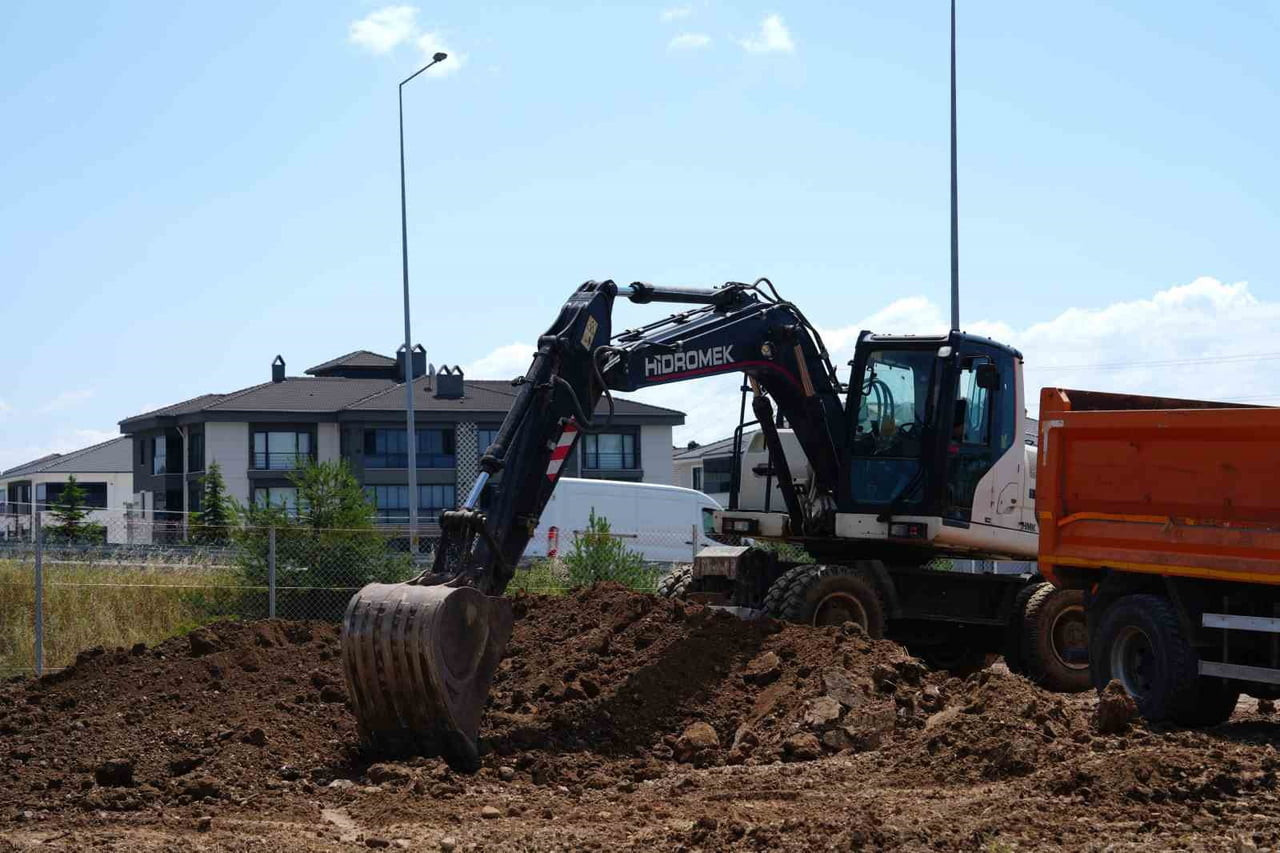 BOLU BELEDİYESİ FEN İŞLERİ İLE PARK VE BAHÇELER MÜDÜRLÜĞÜ EKİPLERİ, KENT GENELİNDE BAŞLATILAN...