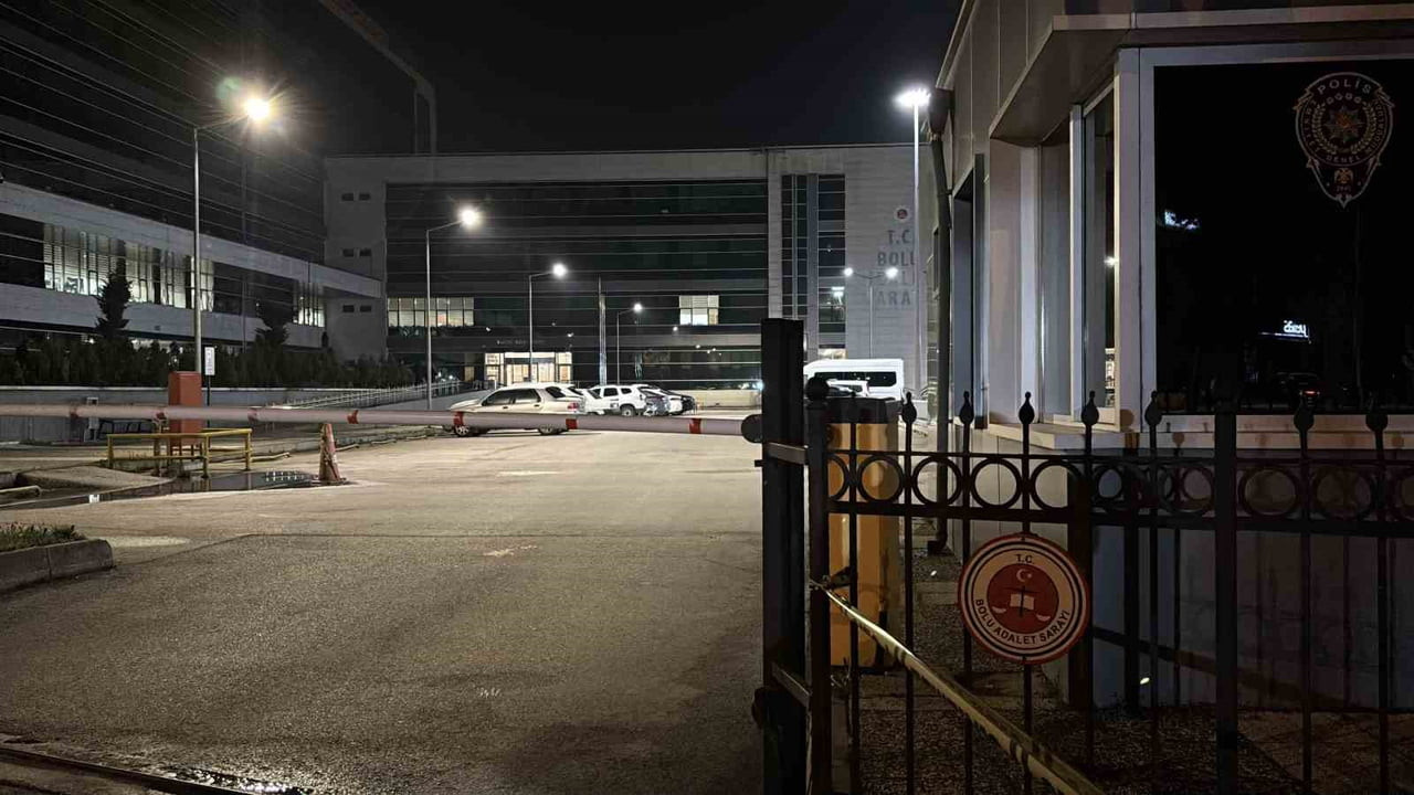 BOLU BELEDİYESİ’NE YÖNELİK YÜRÜTÜLEN SORUŞTURMA KAPSAMINDA GÖZALTINA ALINAN 3 KİŞİ ÇIKARILDIĞI...