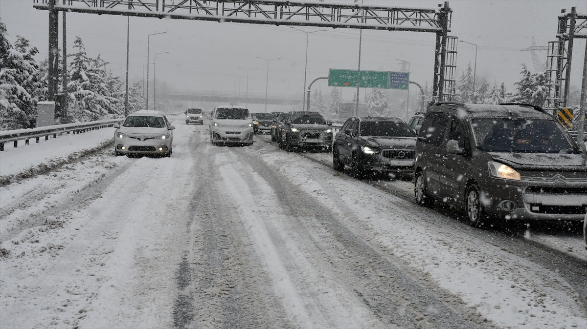 Bolu Dağı'nda etkisini sürdüren yoğun kar yağışı nedeniyle Kaynaşlı ilçesi Üçköprü mevkisinden...