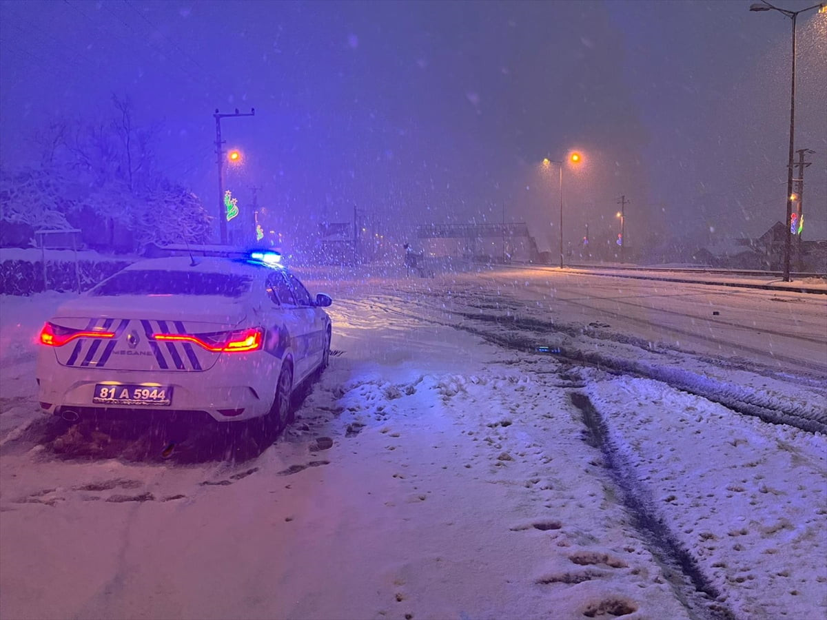 Bolu Dağı'nın D-100 geçişinde kar yağışı etkili oldu. Kar yağışı, kara yolunun Elmalık, Bolu Dağı...