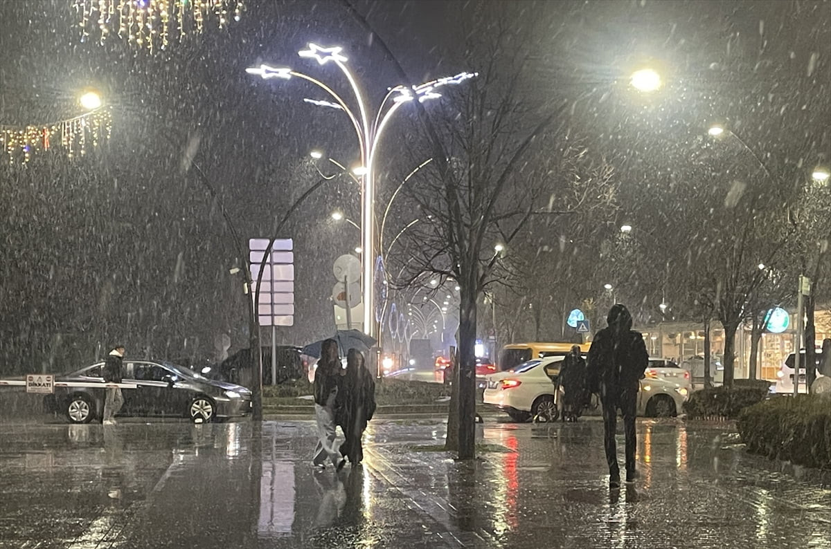 Bolu kent merkezinde akşam saatlerinde yağışı başladı