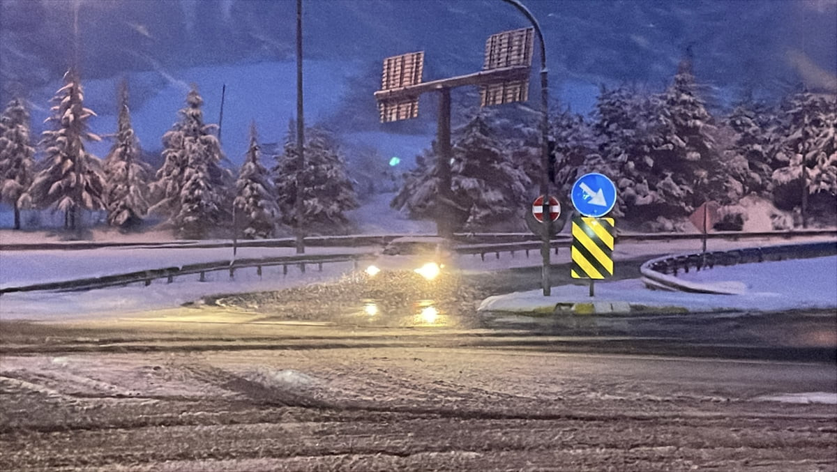 Bolu kent merkezinde kar yağışı aralıklarla etkili oluyor