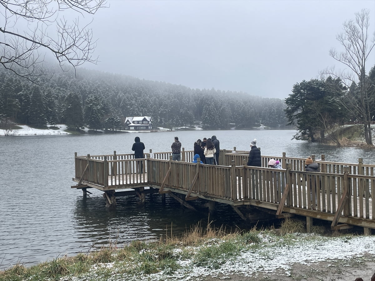 Bolu kent merkezine yaklaşık 13 kilometre uzaklıkta bulunan Gölcük Tabiat Parkı, kar yağışının...