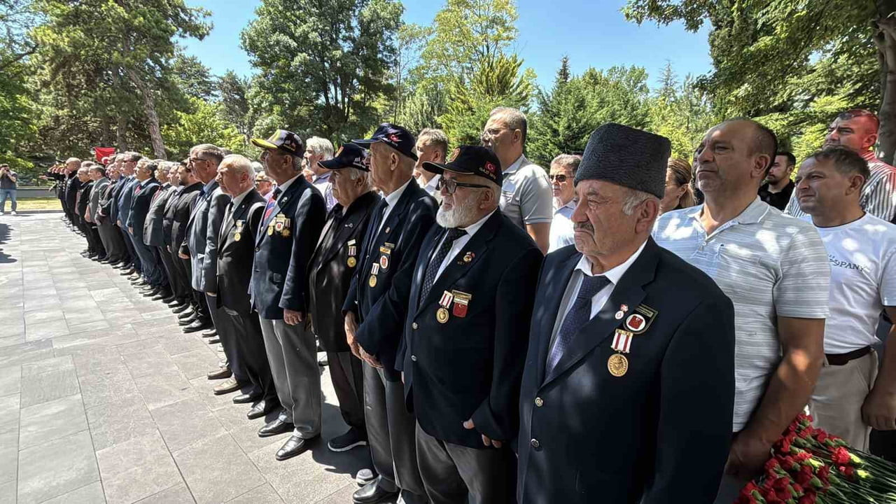 BOLU ŞEHİTLİĞİ'NDE DÜZENLENEN ANMA PROGRAMI, SAYGI DURUŞUNDA BULUNULMASI VE İSTİKLAL MARŞI'NIN...