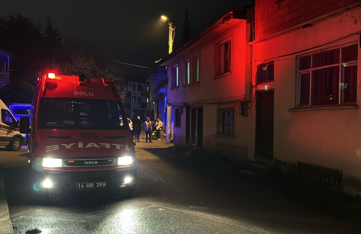 Bolu'da 3 gündür haber alınamayan inşaat işçisi evinde ölü bulundu. Ekipler olay yerinde çalışma...