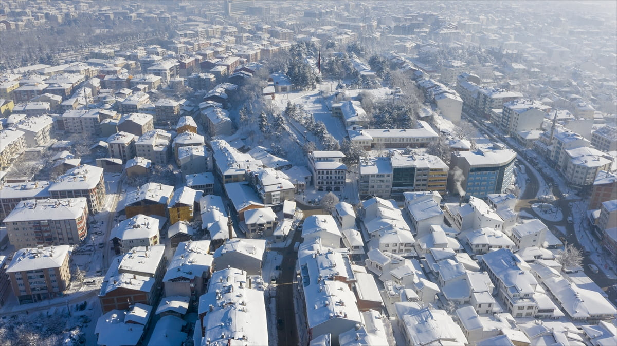  Bolu'da 7 gün devam eden yağış sonucu kent merkezine metrekareye toplam 84,4 milimetre kar...