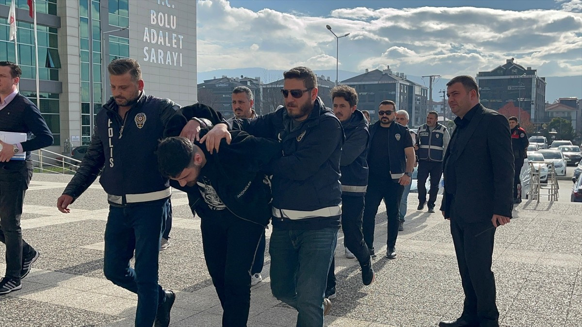 Bolu'da bir vatandaşı telefonla dolandırdıkları iddiasıyla gözaltına alınan 5 şüpheliden 2'si...