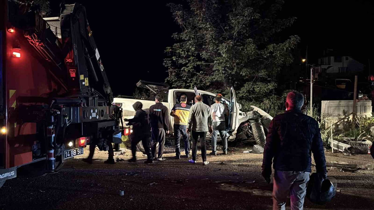 BOLU'DA D-100 KARA YOLUNDA LÜKS PİKABIN HAFRİYAT TIRINA ÇARPMASI SONUCU MEYDANA GELEN FECİ KAZADA...