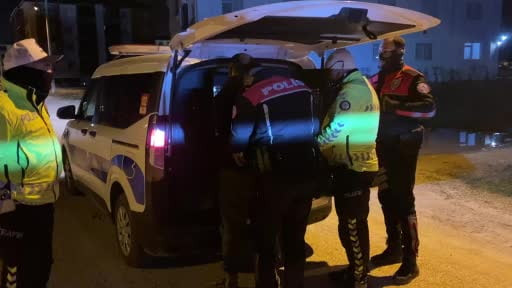 Bolu'da ehliyetsiz sürücünün üzerinden uyuşturucu çıktı: Alkolmetreye üflemeyi reddetti, 200 bin...