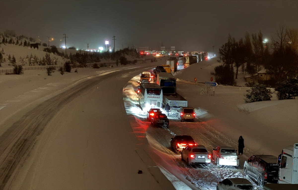 Bolu'da etkili olan kar yağışı nedeniyle Gerede-Karabük kara yolu çift yönlü olarak ulaşıma...