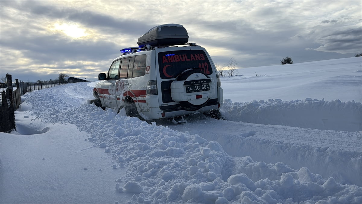 Bolu'da etkili olan kar yağışı nedeniyle normal araçlarla ulaşım imkanı bulunmayan yerleşim...