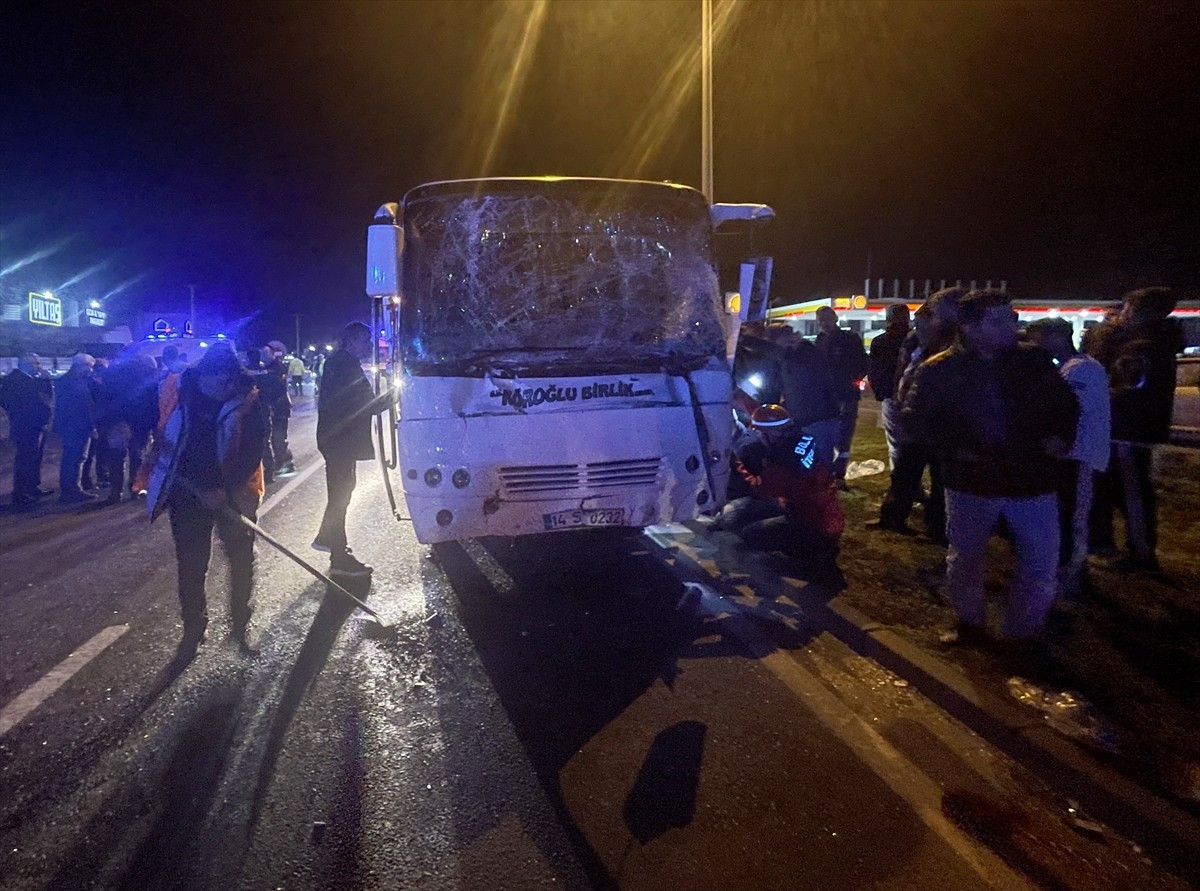 Bolu'da fabrika işçilerini taşıyan 3 midibüsün karıştığı kazada 11 kişi yaralandı.