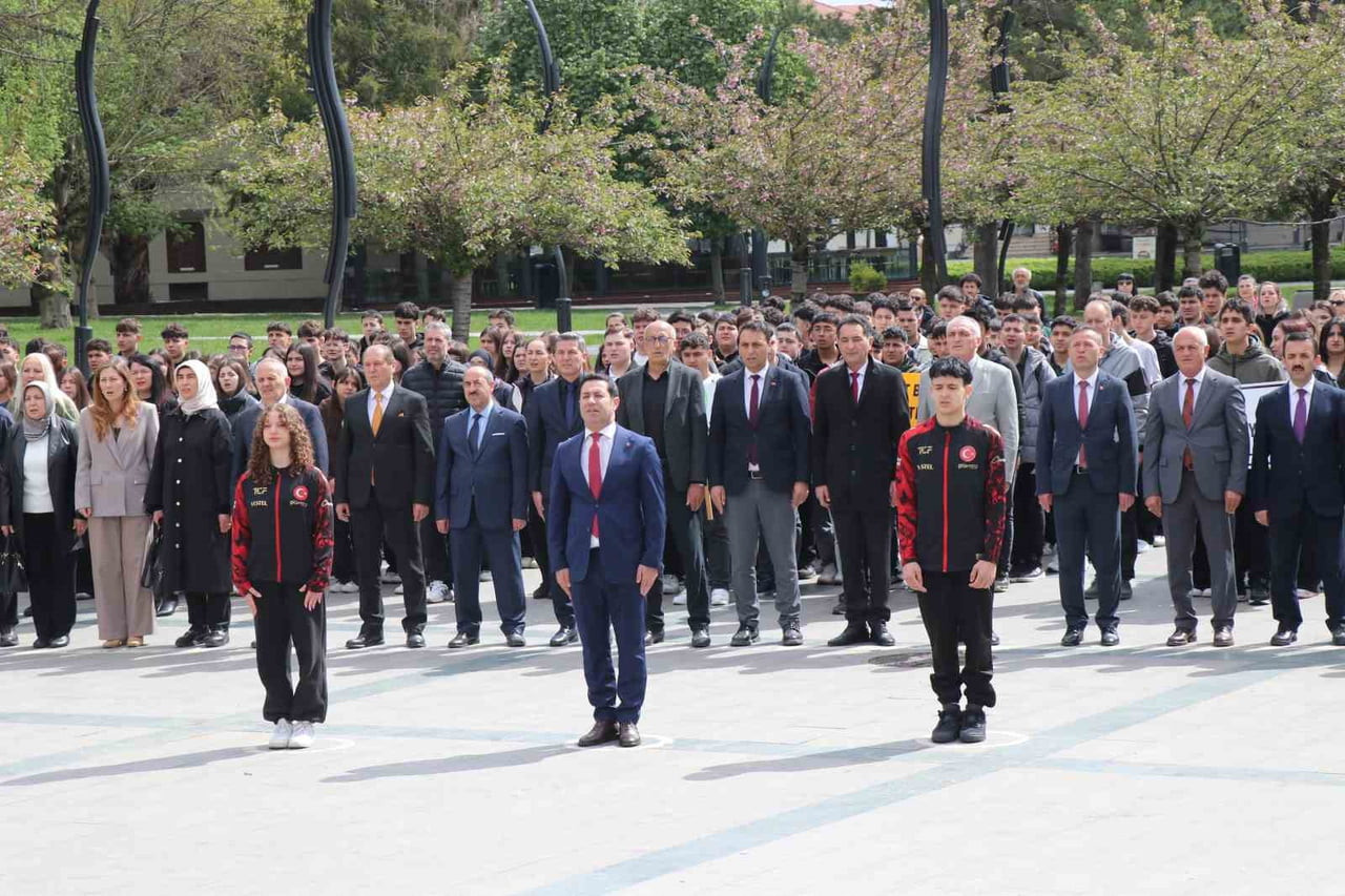 BOLU'DA GENÇLİK HAFTASI'NIN AÇILIŞI DOLAYISIYLA ANITPARK'TA TÖREN GERÇEKLEŞTİRİLDİ.